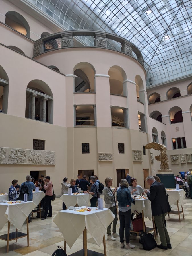 Aperitif im Lichthof der Universität Zürich.